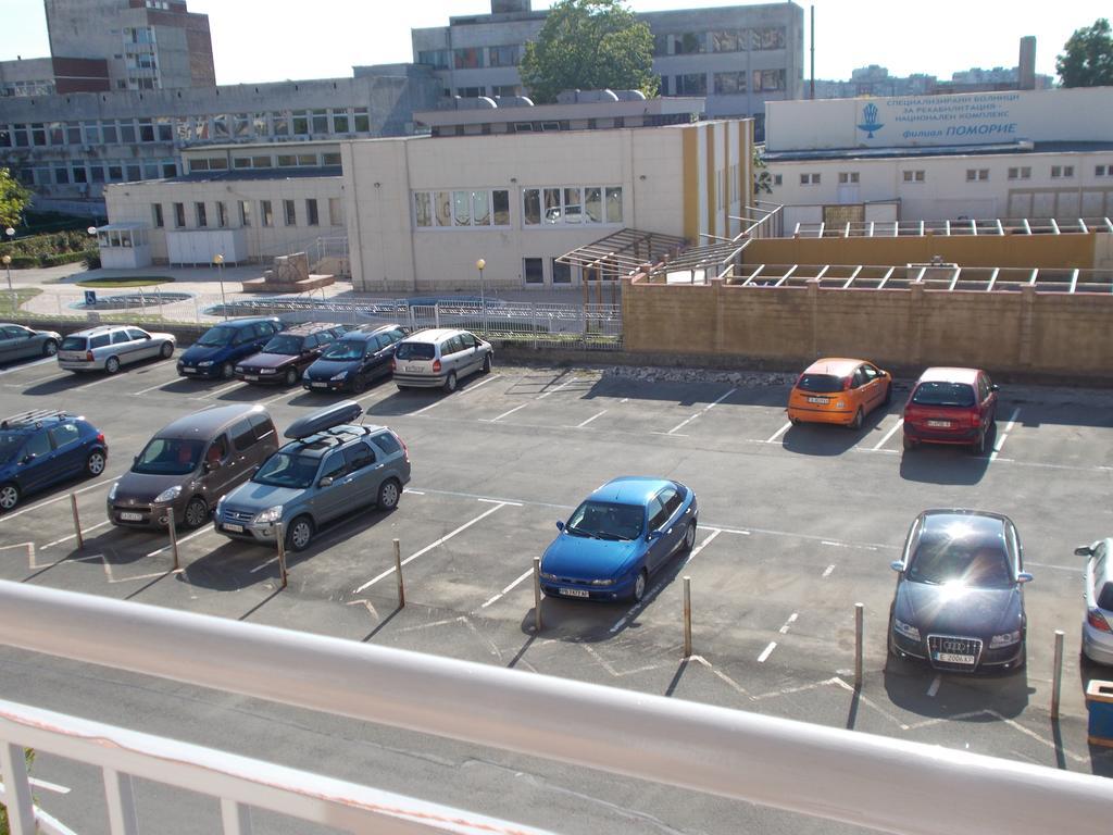 Apartamenti Zhelezovi Pomorie Luaran gambar