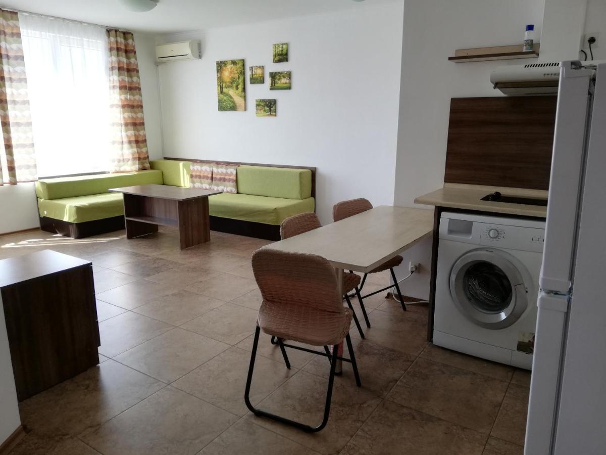 Apartamenti Zhelezovi Pomorie Luaran gambar